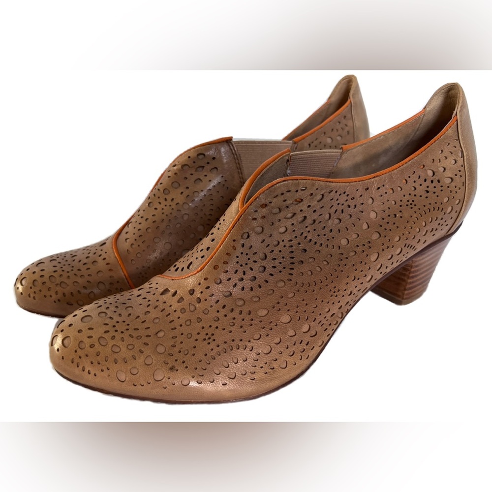 Heyraud Soft Brown Eyelet Design Leather Slip On Heels Shoes Size 37 US 6.5